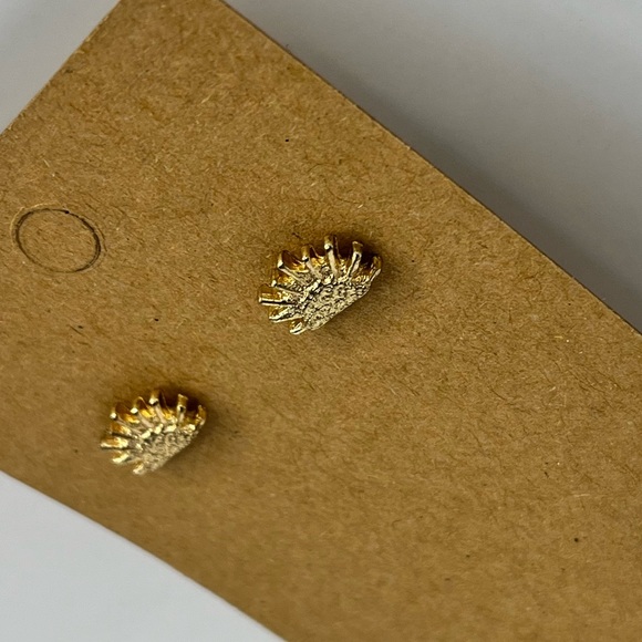 Gold colored sun setting stud earrings - Picture 2 of 3